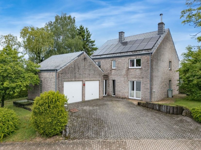 ERA B-LUX biedt u deze mooie vrijstaande villa aan, gelegen in On, op slechts 5 minuten van het centrum van Marche-en-Famenne. Gelegen op een perceel