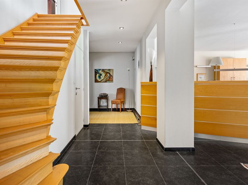 Ruime woning met 3 slaapkamers op 1.095 m²<br />
<br />
Thans vergund als kantoorgebouw, mogelijkheid tot omvormen naar woning mits functiewijziging