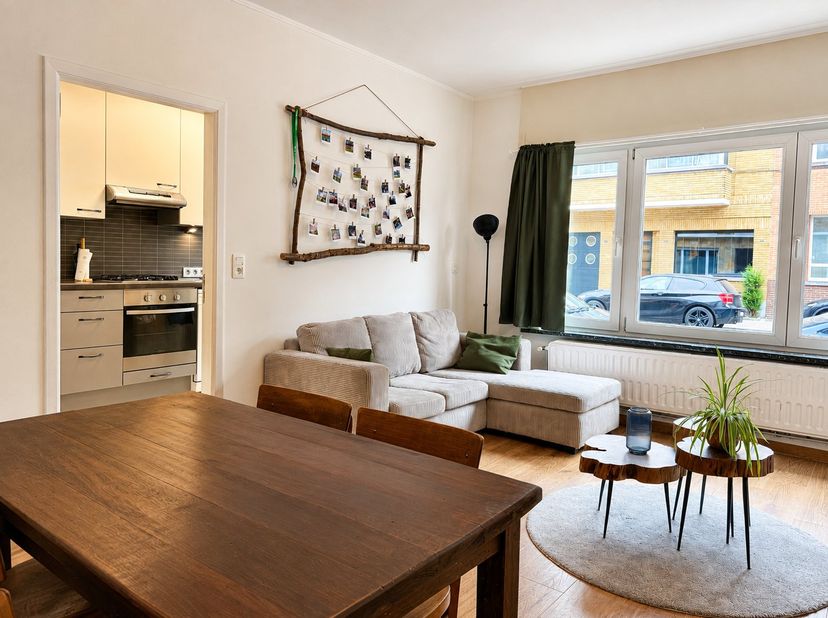 Bent u op zoek naar een comfortabel appartement op een toplocatie in Gent? Dan is dit instapklare gelijkvloers appartement precies wat u zoekt.<br />