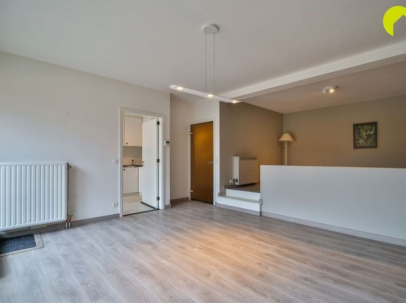 Goed onderhouden gelijkvloers appartement (75m²) met 1 slaapkamer, een heel groot terras (100m²) en een grote garagebox gelegen in een rustige woonwij