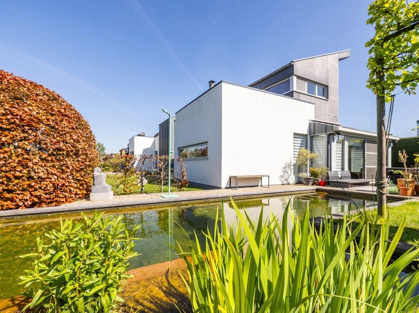 Gelegen in één van de meest gegeerde straten van Tielrode vindt u deze subliem afgewerkte moderne villa met zwemvijver, op een perceel van ca. 822 m².