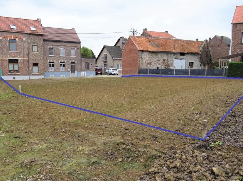 Rustig gelegen bouwgrond van 5a 43ca voor een open bebouwing. Het perceel is ca. 19 m breed en 31 m diep. Voor verdere inlichtingen neem snel contact