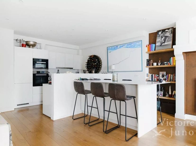 Victoire-Junot heeft het genoegen u dit charmante huis in een binnenplaats (voorheen een koetshuis) voor te stellen, dat volledig en smaakvol is geren