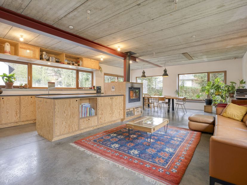 Bienvenue au 6 Bosweg à Dilbeek, une magnifique villa située dans une petite impasse, entourée de verdure. Vous y vivrez en toute intimité, à l'abri d
