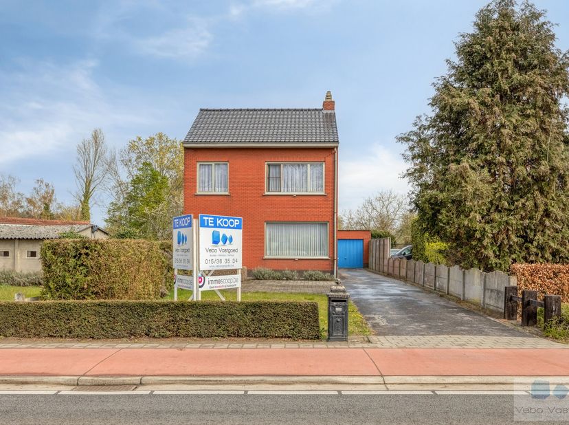Op een centrale locatie bevindt zich deze charmante HOB met 2/3 slaapkamers, vrijstaande garage op 450 m².<br />
<br />
De woning bevindt zich op enke