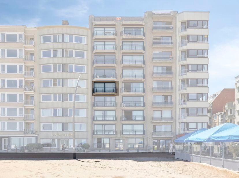 Cet appartement spacieux est situé au quatrième étage et bénéficie d'un emplacement calme le long du Zeedijk, avec une belle vue large et frontale sur