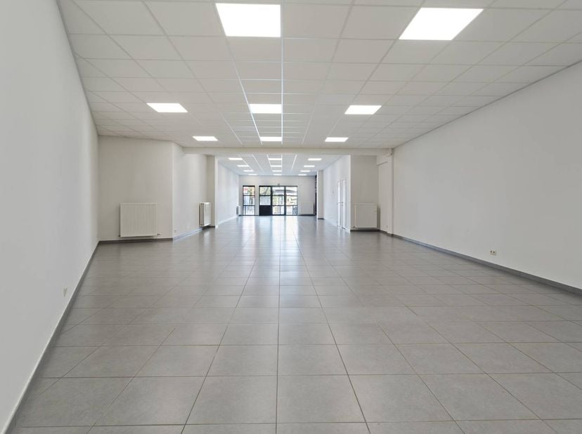 Goed gelegen handelspand van 158m², voorzien van sanitair en kitchenette, bouwjaar 2009, in het centrum van Herentals, nabij de Zandpoort. De Zandstra