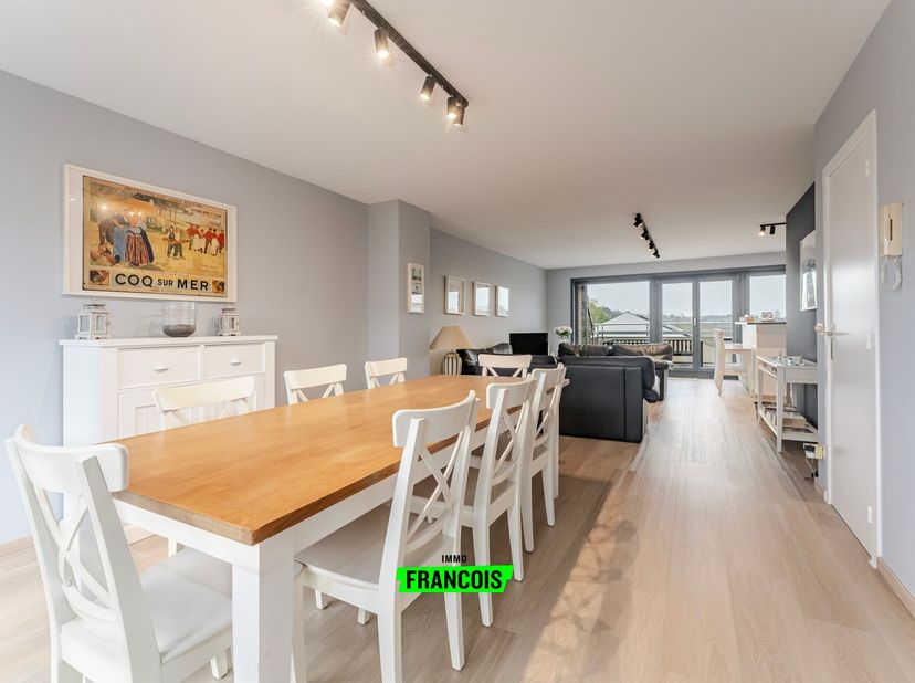 Op een boogscheut van het centrum van De Haan, namelijk in de Goudfazantlaan 12, vinden we dit leuke, opgefriste duplex appartement terug. Een ideale