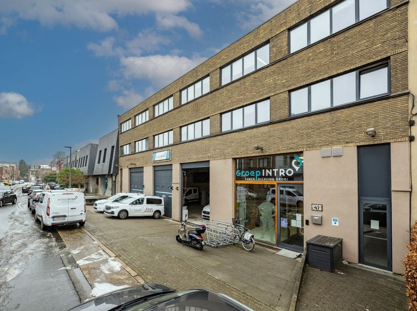 Het pand gelegen aan Clara Snellingsstraat 47 is een uitzonderlijk ruim en multifunctioneel gebouw met een sterke focus op bereikbaarheid, logistiek e