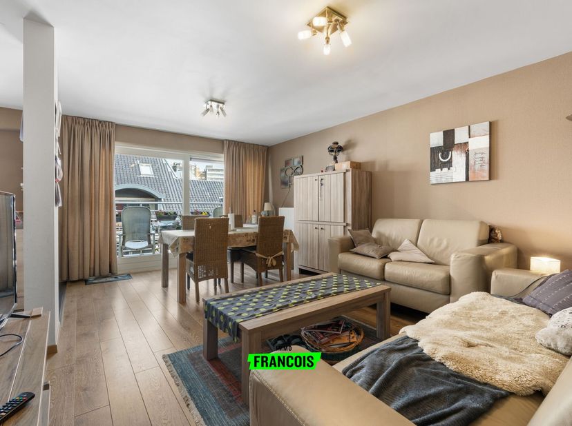 Dit ruime en lichtrijke appartement bevindt zich op de derde verdieping van een recente residentie, op een uitzonderlijk centrale locatie in Blankenbe