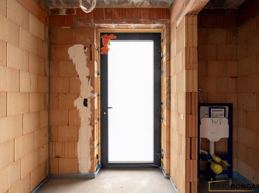 Deze volledig afgewerkte woning combineert hedendaags comfort met energiezuinig wonen. Er is een mogelijkheid tot aankoop aan 6% btw in plaats van 21%
