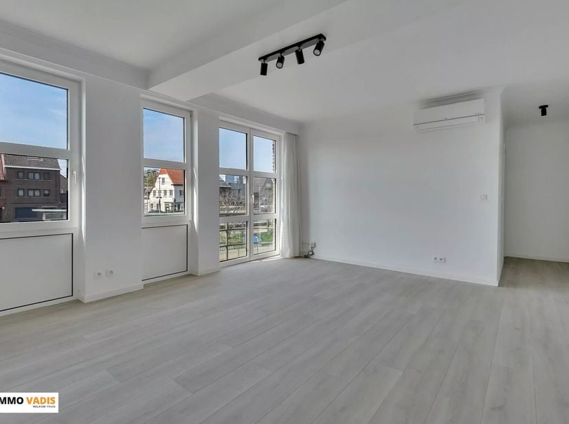 Dit instapklare en lichtrijke appartement bevindt zich op een uiterst centrale topligging in het centrum van Bilzen, vlakbij het station. Dankzij deze