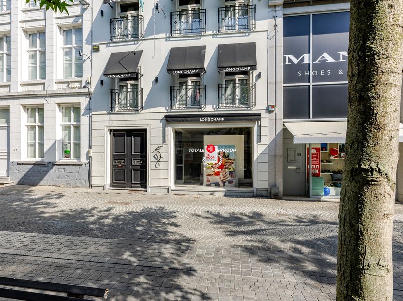 Bent u op zoek naar een commerciële toplocatie in het hart van Aalst? Dan is dit uitzonderlijke handelspand in de Nieuwstraat beslist een unieke oppor