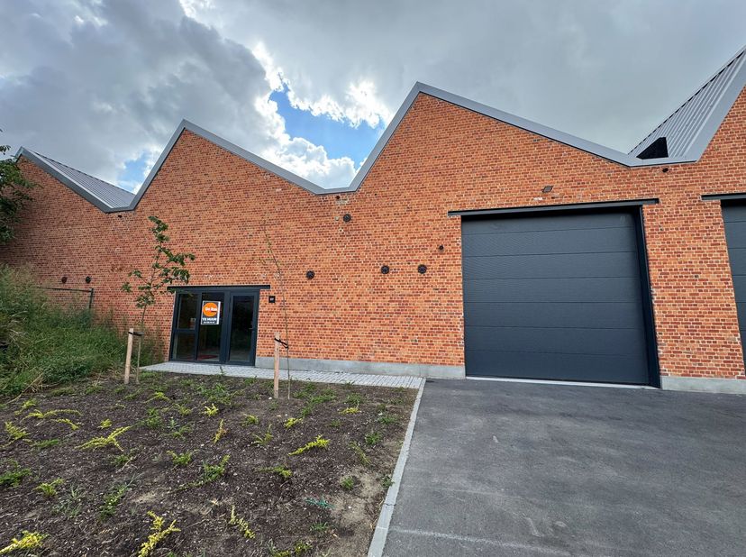 KALKEN - Deze nieuwbouw KMO-unit van maar liefst 266m² bevindt zich in een nieuwe ontwikkeling 'De Weverij' van 30 units. De ligging is bijzonder aant