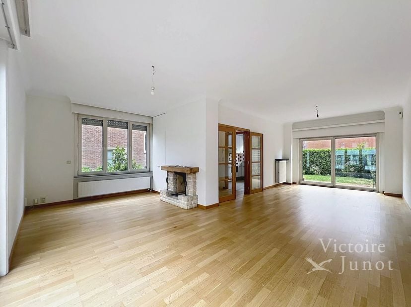 Pand voorgesteld door Carla Rodriguez: 0494 07 97 54 / carla.rodriguez@victoire.be<br />
Victoire Junot biedt u dit charmante 3 gevel woning met 4 sla