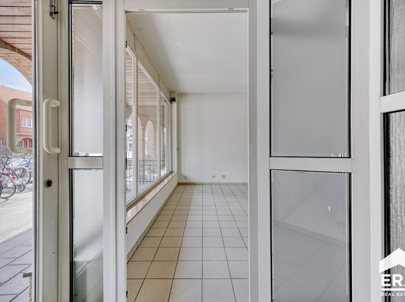Gelijkvloers handelspand op zichtlocatie in Lommel. Gelegen te Lommel-centrumIndeling: handelsruimte, kitchenette, toilet &amp; bergruimteOnmiddellijk bes