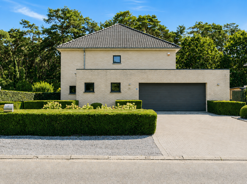 Stijlvolle villa met royale leefruimtes en prachtige volwassen tuin in Maasmechelen<br />
Rust, ruimte en verfijnd wooncomfort komen samen in deze ver