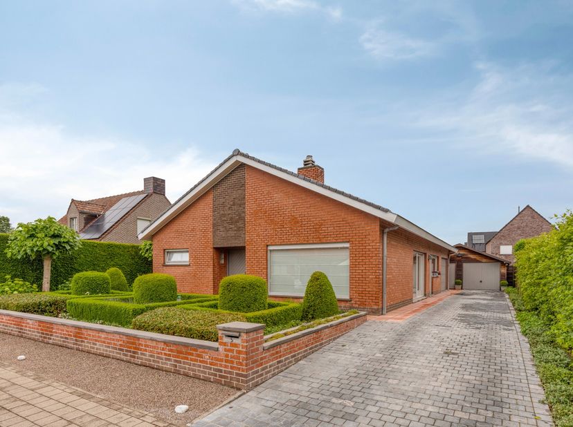 In de Vlaschaardweg in het centrum van Kortemark treffen we deze uiterst verzorgde alleenstaande woning op een perceel van 540 m². Deze woning beschik