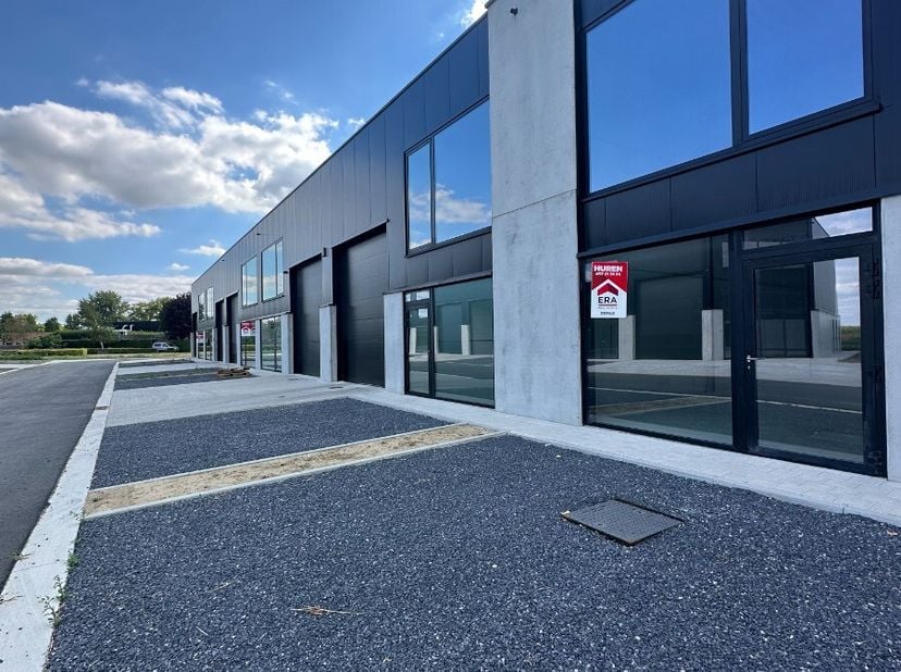 Bedrijfsunit te huur in Elverdinge  162 m² met parkings en laadkaai Ontdek deze recente bedrijfsunit van 162 m² in Elverdinge, ideaal voor opslag, ate