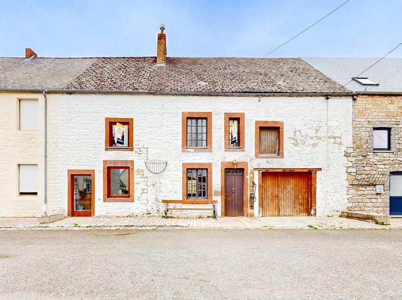 Maison à vendre à Place du Batty 18,
                    5680 Vodelée