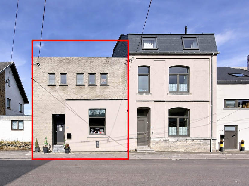 Idéalement située à deux pas des facilités du centre-ville, cette agréable habitation en excellent état coche toutes les cases !<br />
Celle-ci vous s