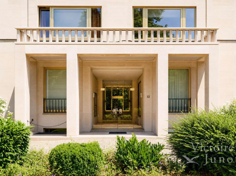 Presenteert door Maia Zinchenko: maia.zinchenko@victoire.be; 0473 365 805<br />
Victoire Junot biedt aan: SQUARE VERGOTE - Magnifieke woning van 220 m
