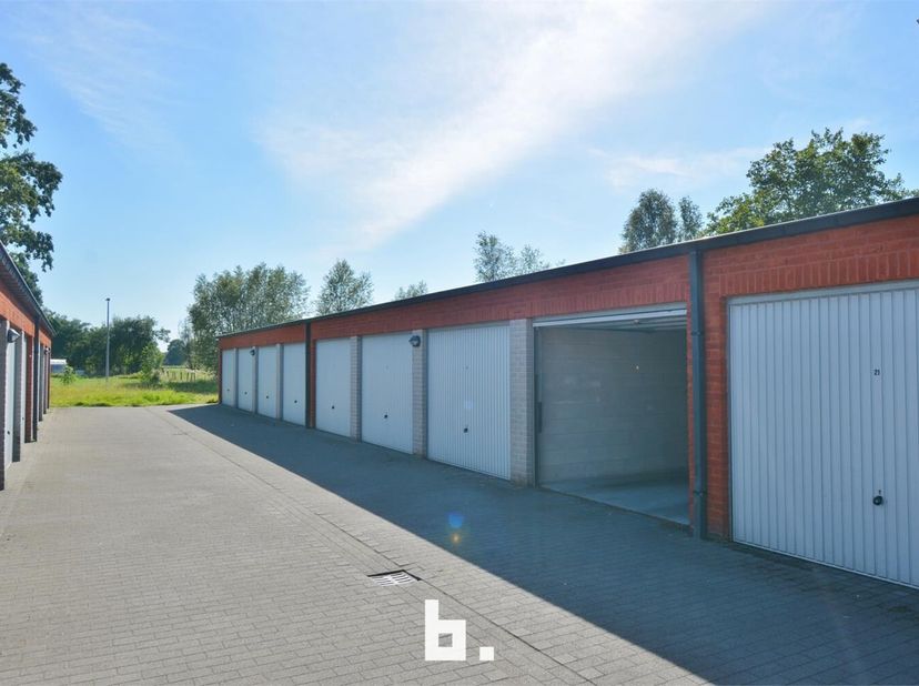 Garage met individuele kantelpoort: geschikt voor berging, auto, motor, meubels, materiaal <br />
Er is verlichting voorzien met sensor in gemeenschap