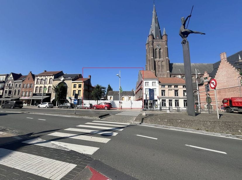 De vergunningsaanvraag is zorgvuldig opgesteld om de bestaande site te transformeren in een modern, multifunctioneel pand dat naadloos aansluit bij he