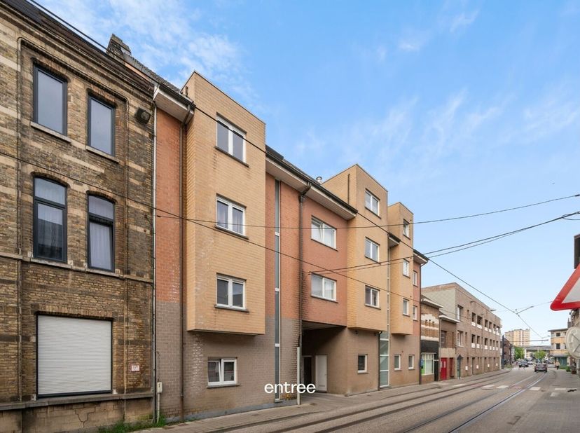 Ligging: <br />
Dit ruime appartement bevindt zich op de gelijkvloerse verdieping van deze residentie op de rand van Ledeberg.<br />
Ideale ligging bi