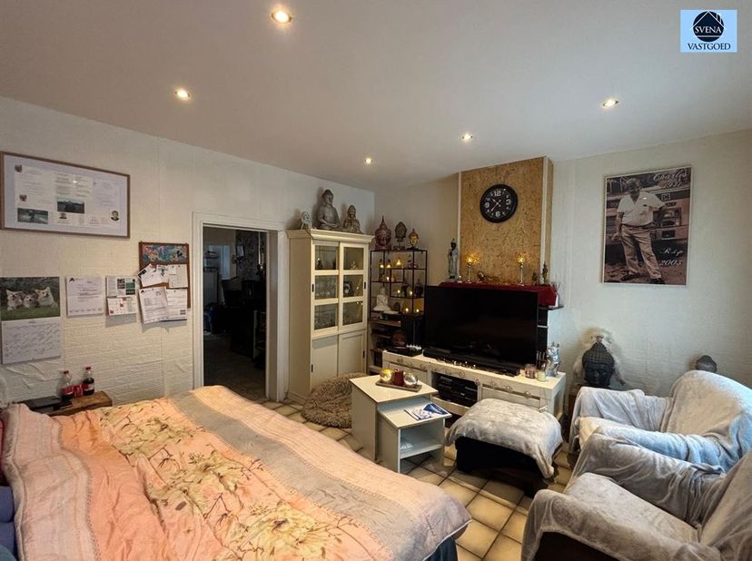 !!!VENDU!!!<br />
MAISON DE 2 PIÈCES À RÉNOVER<br />
Prix indicatif : 180 000 euros<br />
<br />
Cette maison est située au calme, à proximité de la