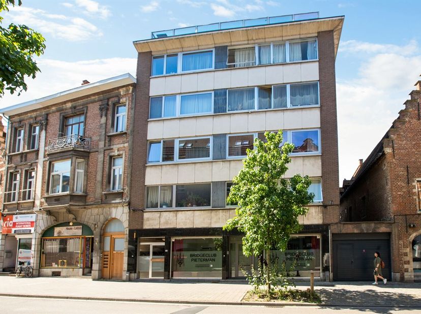 Cet appartement situé au quatrième étage bénéficie d'un emplacement exceptionnel au 61 de la Brusselstraat, au coeur de Louvain. Les commerces, les éc