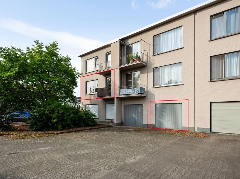 Instapklaar appartement met 2 slaapkamers en garage<br />
<br />
Dit instapklare appartement met 2 slaapkamers bevindt zich op de eerste verdieping
