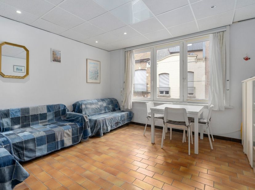 Blankenberge: Appartement met 1 slaapkamer te koop vlakbij zee! In de Rogierlaan 21 vinden we op de 1ste verdieping dit zonnig appartement met 1 slaap