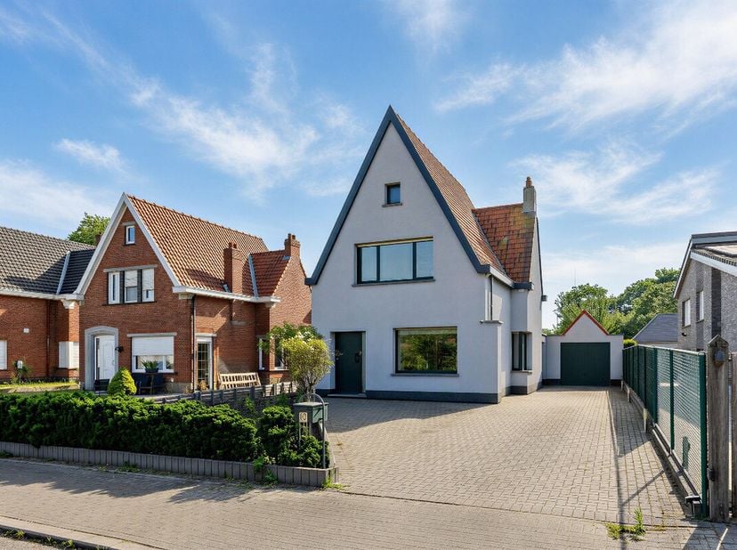 Bent u op zoek naar een instapklare woning waar ruimte, comfort en gezelligheid centraal staan? Dan is deze charmante open bebouwing in Evergem precie