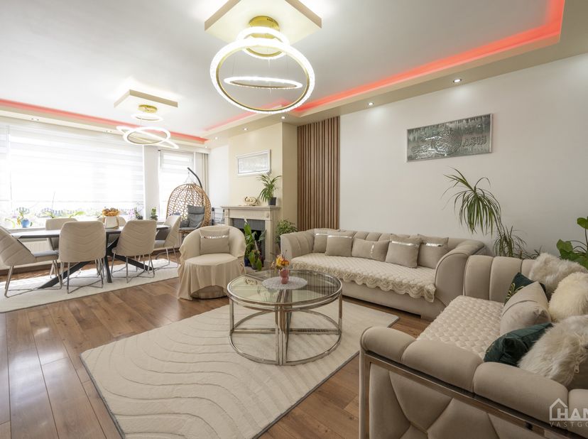 Bent u op zoek naar een stijlvol afgewerkt appartement waar u zonder zorgen uw intrek kan nemen? Dan is dit prachtige appartement op de derde verdiepi