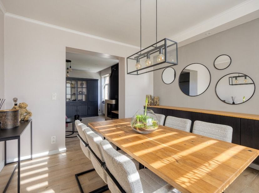 Deze instapklare woning combineert karakter met hedendaags comfort en een tijdloze inrichting. Dankzij de centrale ligging zijn winkels, scholen en he