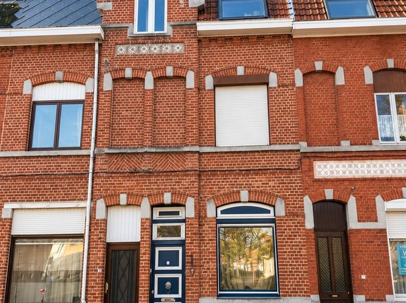 Op zoek naar een betaalbare woning met karakter en potentieel? Deze charmante stadswoning te Menen combineert een centrale ligging met een praktische