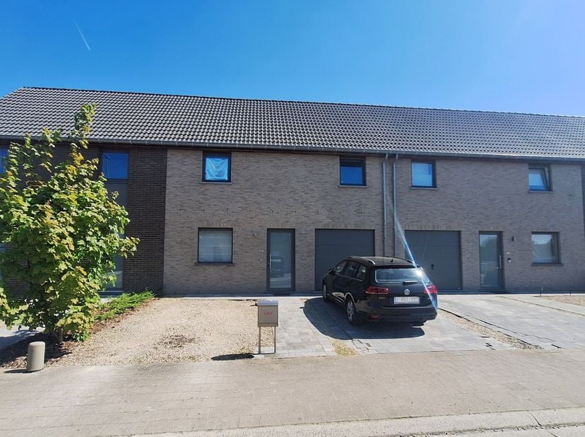 Deze energiezuinige woning is gelegen in een kindvriendelijke omgeving nabij het centrum van Rumbeke&amp;nbsp;én biedt alsnog een goede verbinding naar de