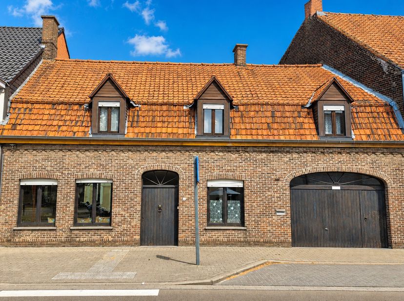 Op een centrale ligging te Izegem bevindt zich deze verrassend ruime gezinswoning. Dankzij de nabijheid van winkels, scholen en openbaar vervoer genie