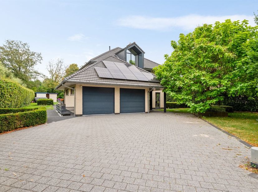Deze stijlvolle en instapklare villa is gelegen op een bijzonder mooi perceel van ca. 1.246 m² in de gegeerde woonwijk Bloemaard te Brasschaat. Deze r