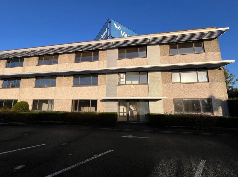 Bien professionnel à louer
                    à 8930 Lauwe
