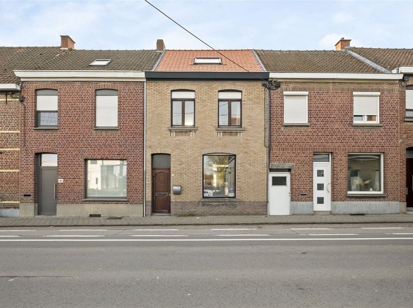 Deze rijwoning is rustig gelegen op wandelafstand van het centrum van Zwevegem, met winkels, scholen en openbaar vervoer vlot bereikbaar.<br />
Het r