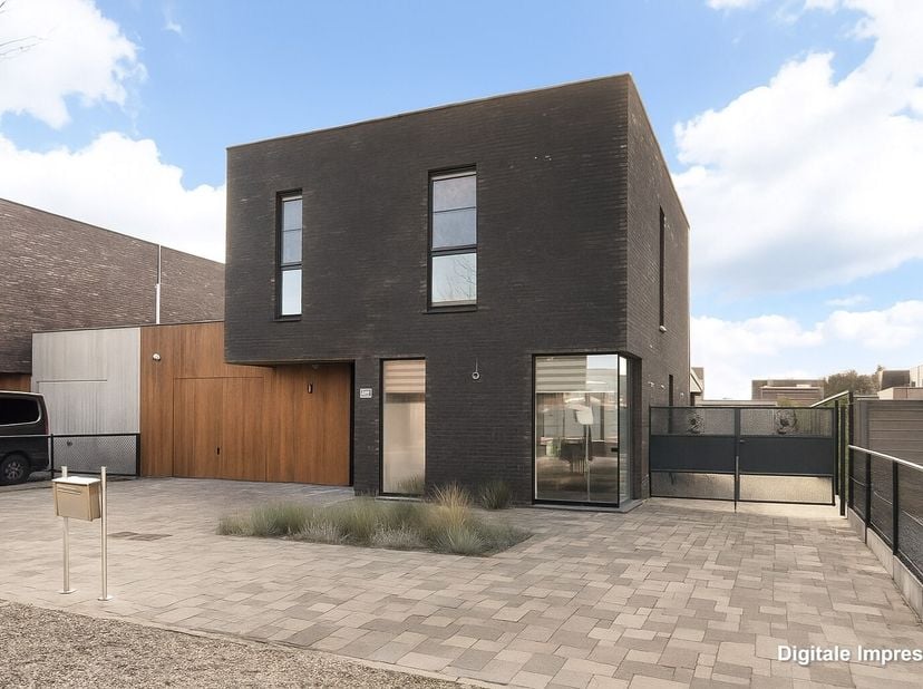 Deze hedendaagse woning is gelegen in een rustige en kindvriendelijke verkaveling, vlakbij alle nutsvoorzieningen, scholen en winkels. De woning werd