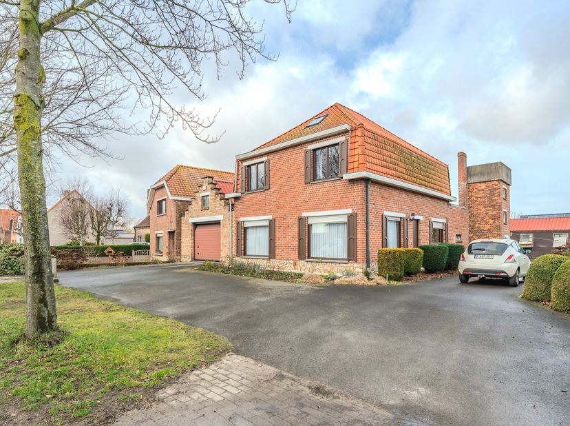 Op een ruim perceel van 989 m² tussen Jabbeke en Zerkegem bevindt zich deze te renoveren woning. Het dak van de woning werd vernieuwd in het jaar 2000