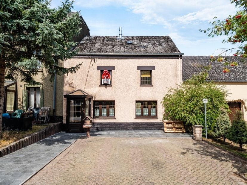 ERA B-LUX vous propose cette charmante maison de village à vendre à Vance. Située au cur du village, avec une école à quelques pas, elle bénéficie dun