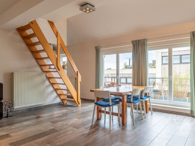 Property One stelt u deze lichtrijke duplex penthouse voor, ideaal gelegen in een gegeerde wijk, vlakbij winkels, openbaar vervoer, scholen en belangr