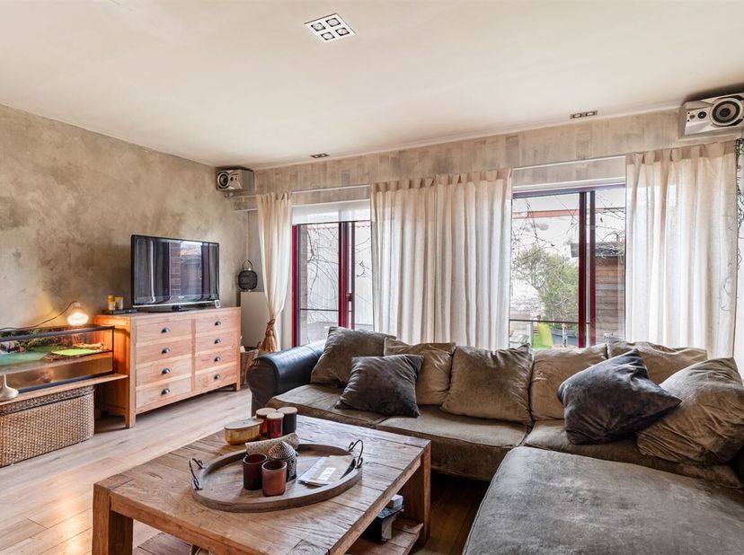 Journée portes ouvertes le samedi 14 mars de 14h à 15h<br />
Cet appartement prêt à l'emploi est situé au premier étage d'un petit immeuble dans la Va
