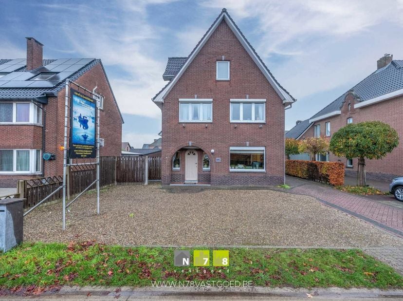 * IN OPTIE * VRIJSTAANDE WONING MET 3 SLAAPKAMERS OP EEN PERCEEL VAN 5A80CA TE BREE<br />
TROEVEN<br />
- Gelegen dichtbij het centrum van Opitter &amp;am