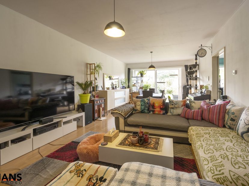 Dit gelijkvloers appartement is ideaal gelegen nabij het centrum en het Vordensteinpark; het omvat een inkomhal met vestiairekast; apart toilet; inger