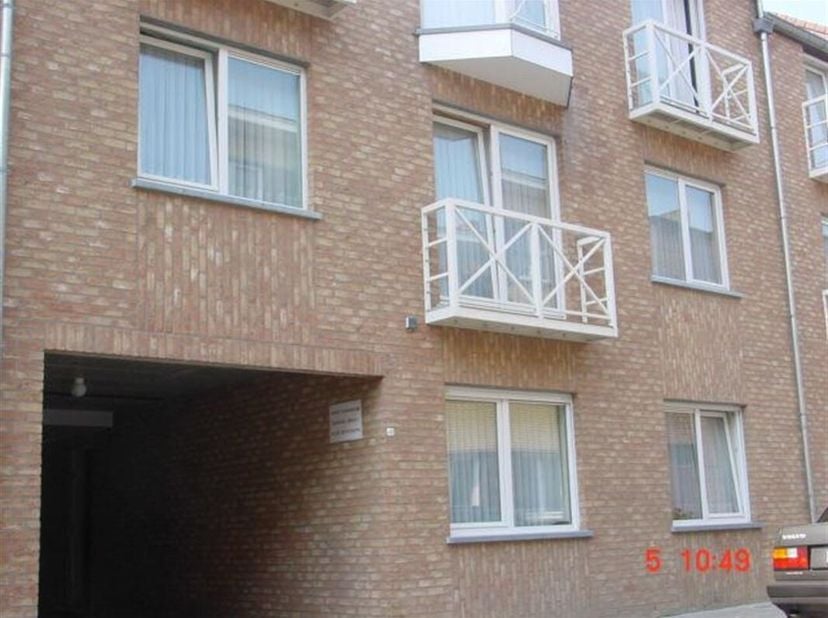 Appartement met 1 slaapkamer, gelegen op de 1ste verdieping met kelder en autostaanplaats in het stadscentrum van Sint-Truiden, vlakbij het station.<b